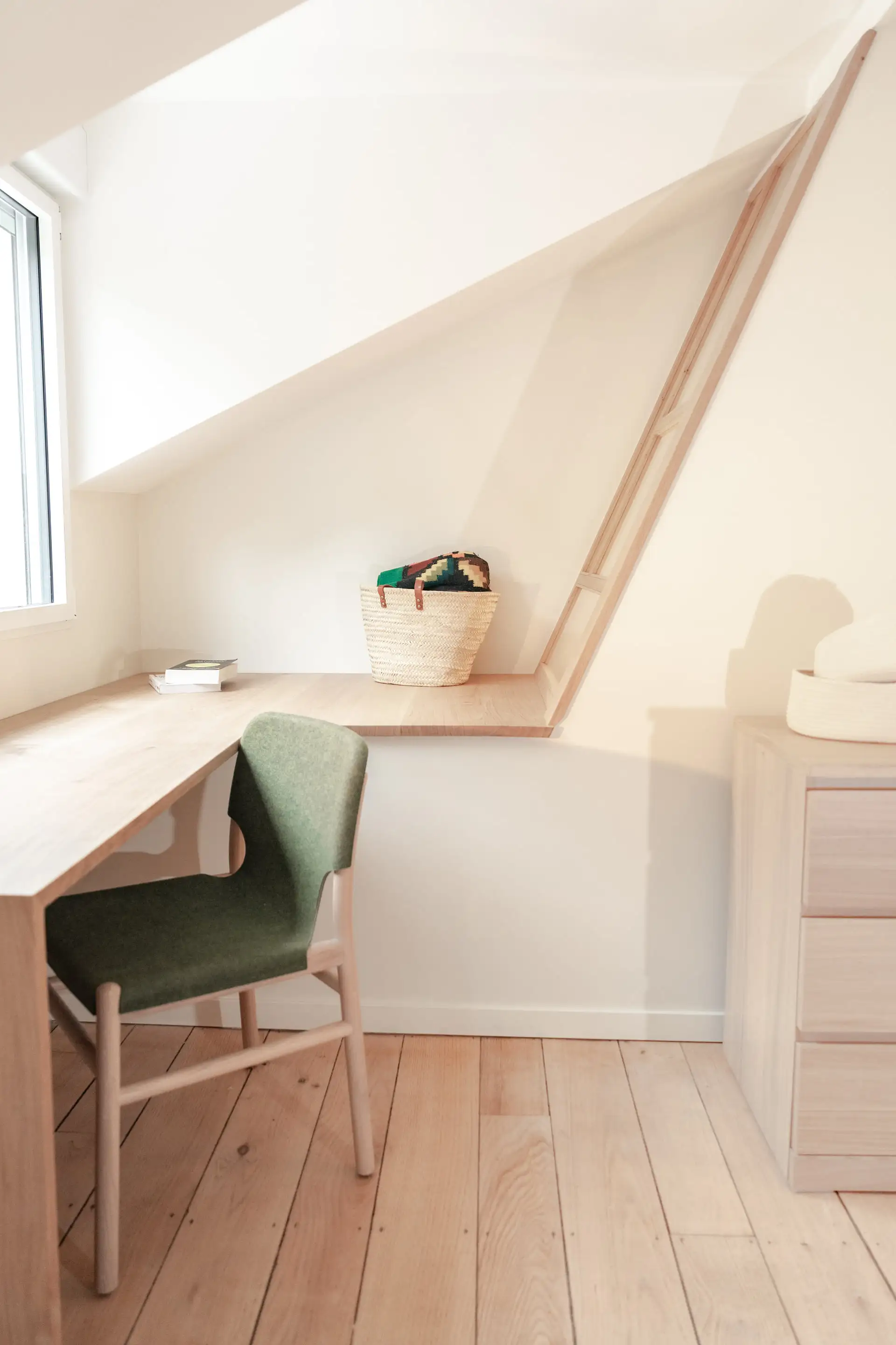 Bureau sous la pente du toit, chaise verte