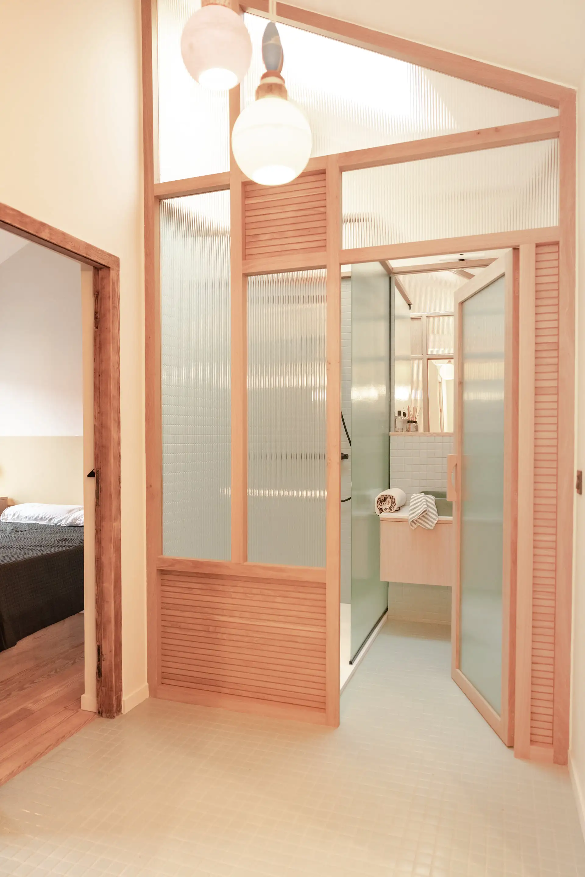 Porte vitrée de la chambre sur la salle d’eau