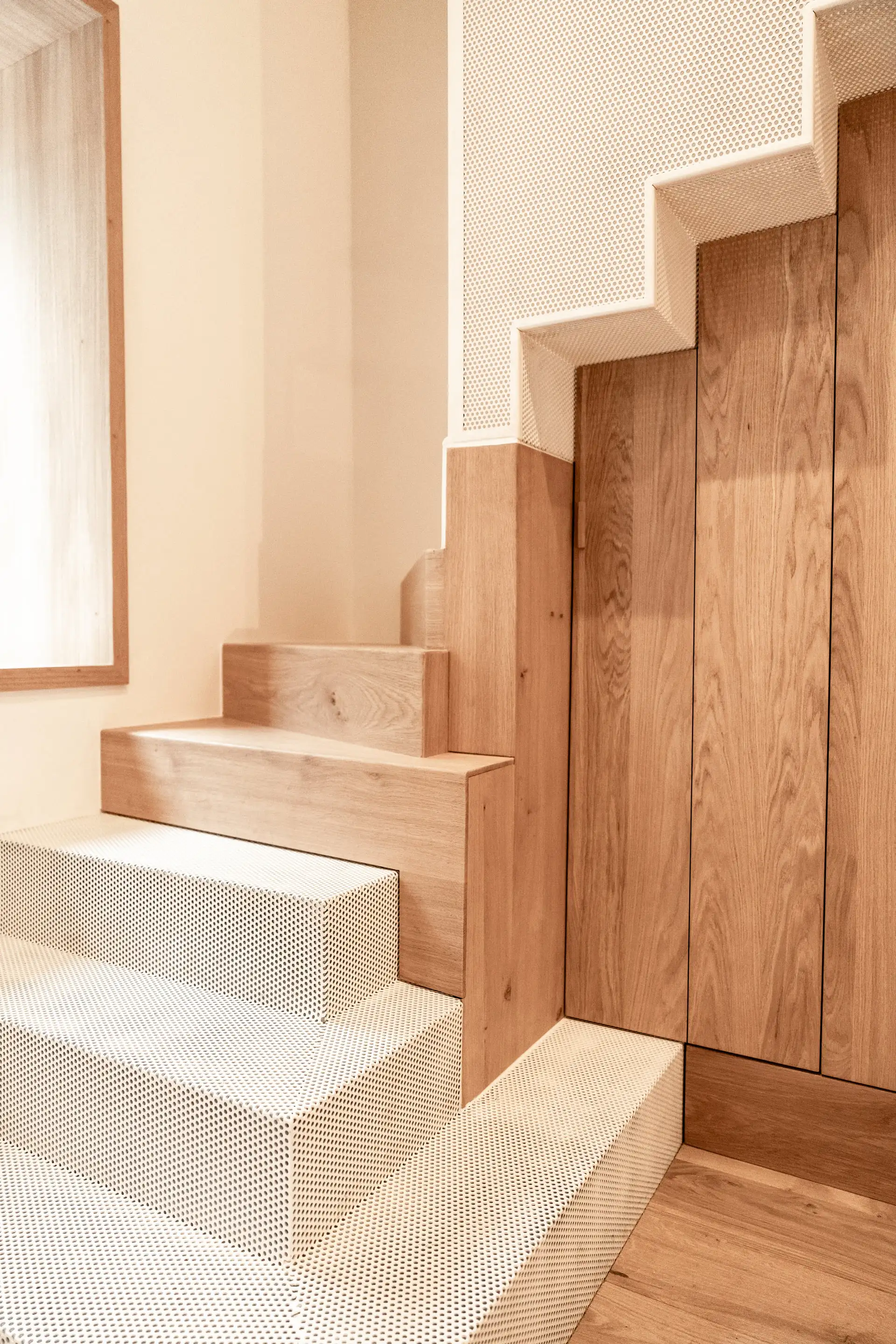 Escalier en chêne aux marches blanches, volumes taillés