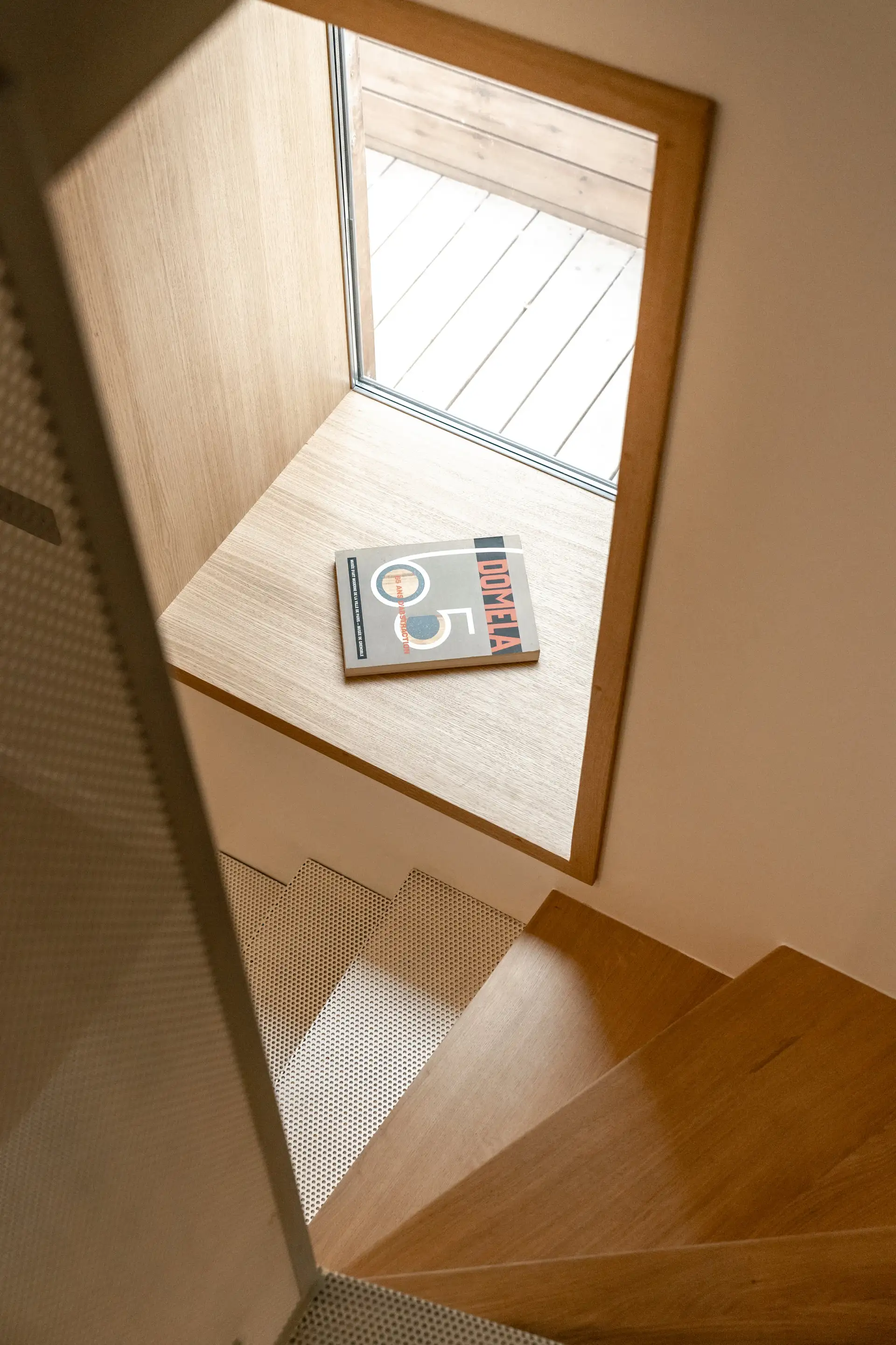 Fenêtre de toit et rambarde de l’escalier vus d’en haut