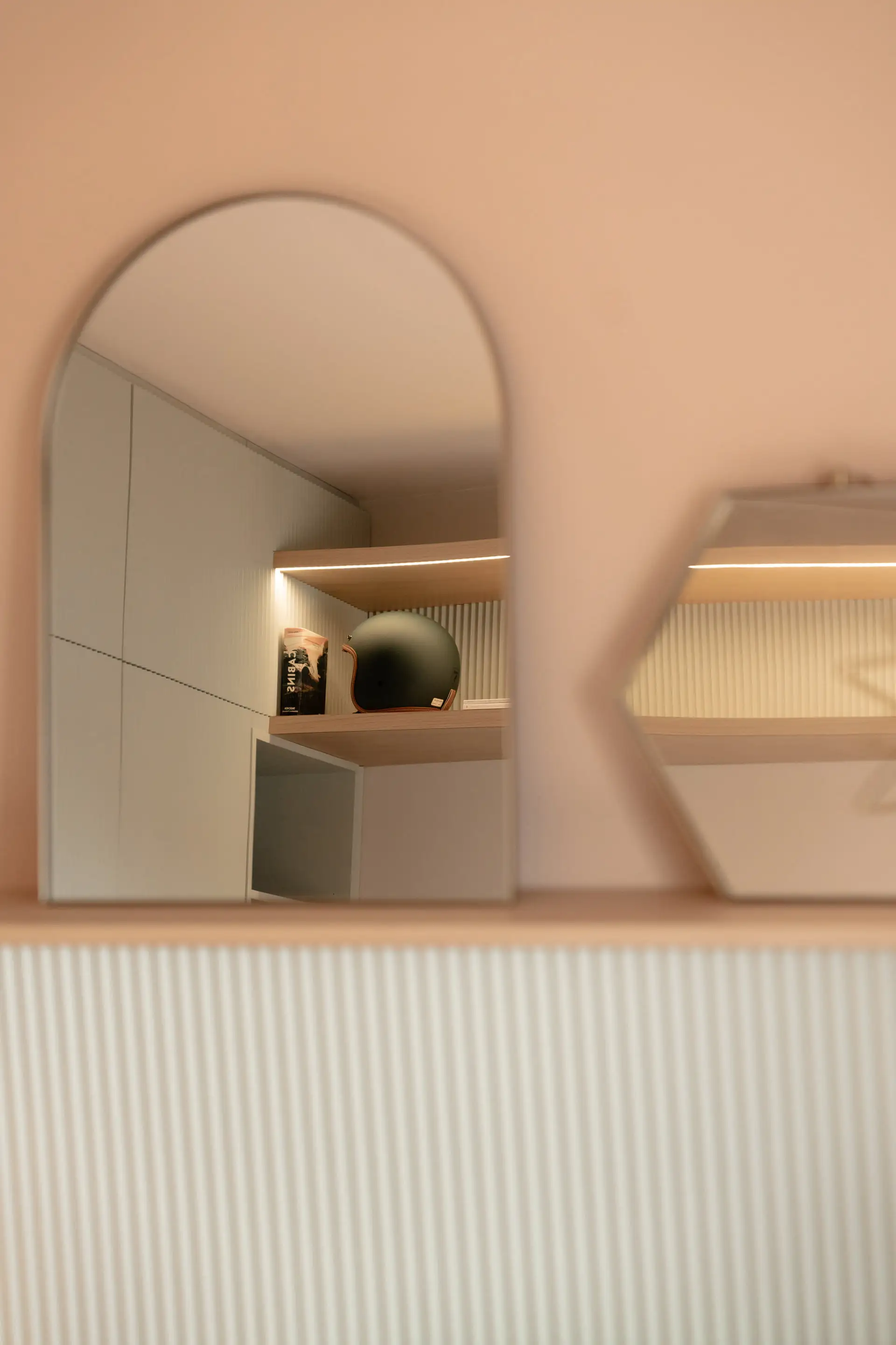 Miroir en arche et étagère, soubassement cannelé vert sauge