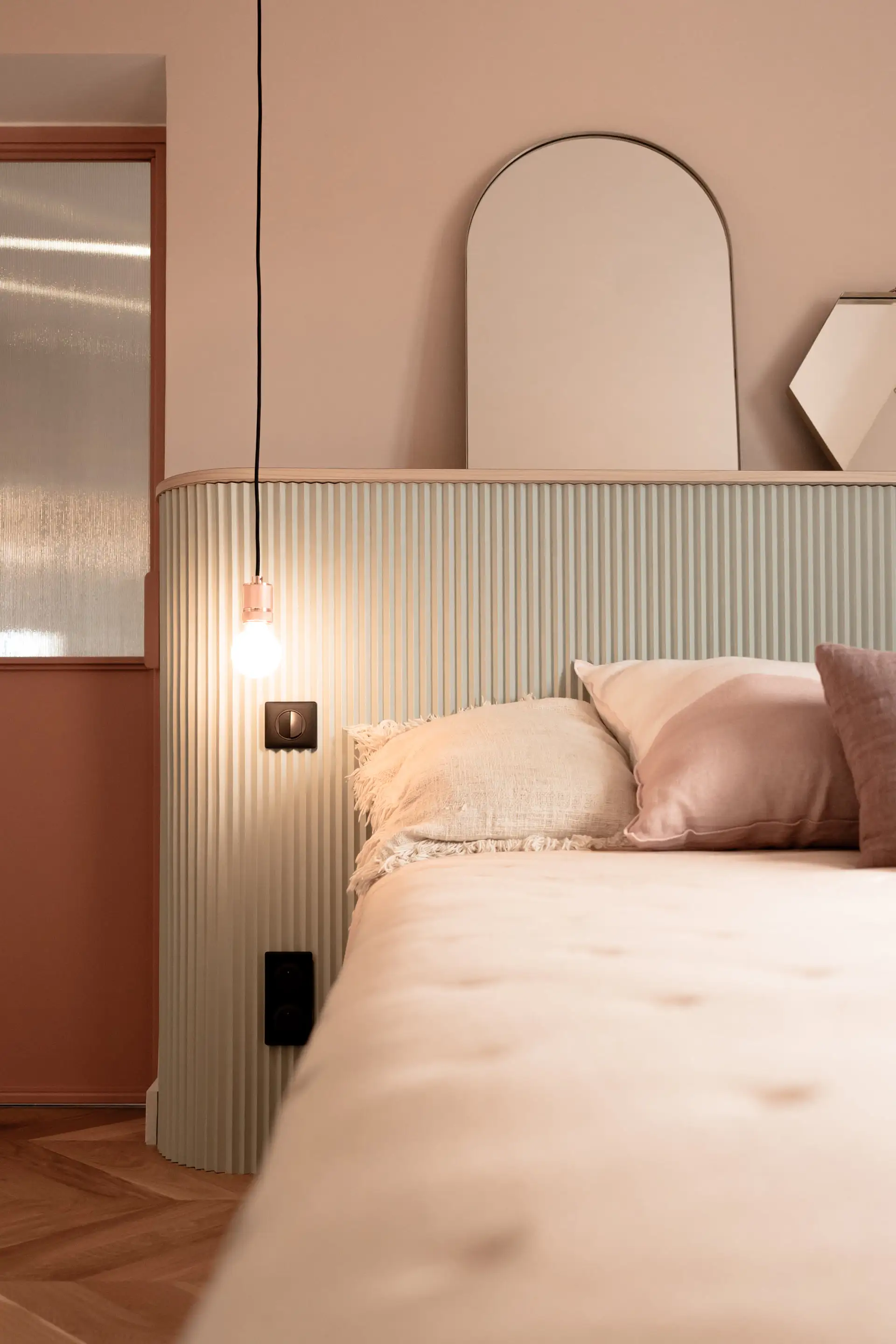 Tête de lit et applique, couloir en arrière-plan