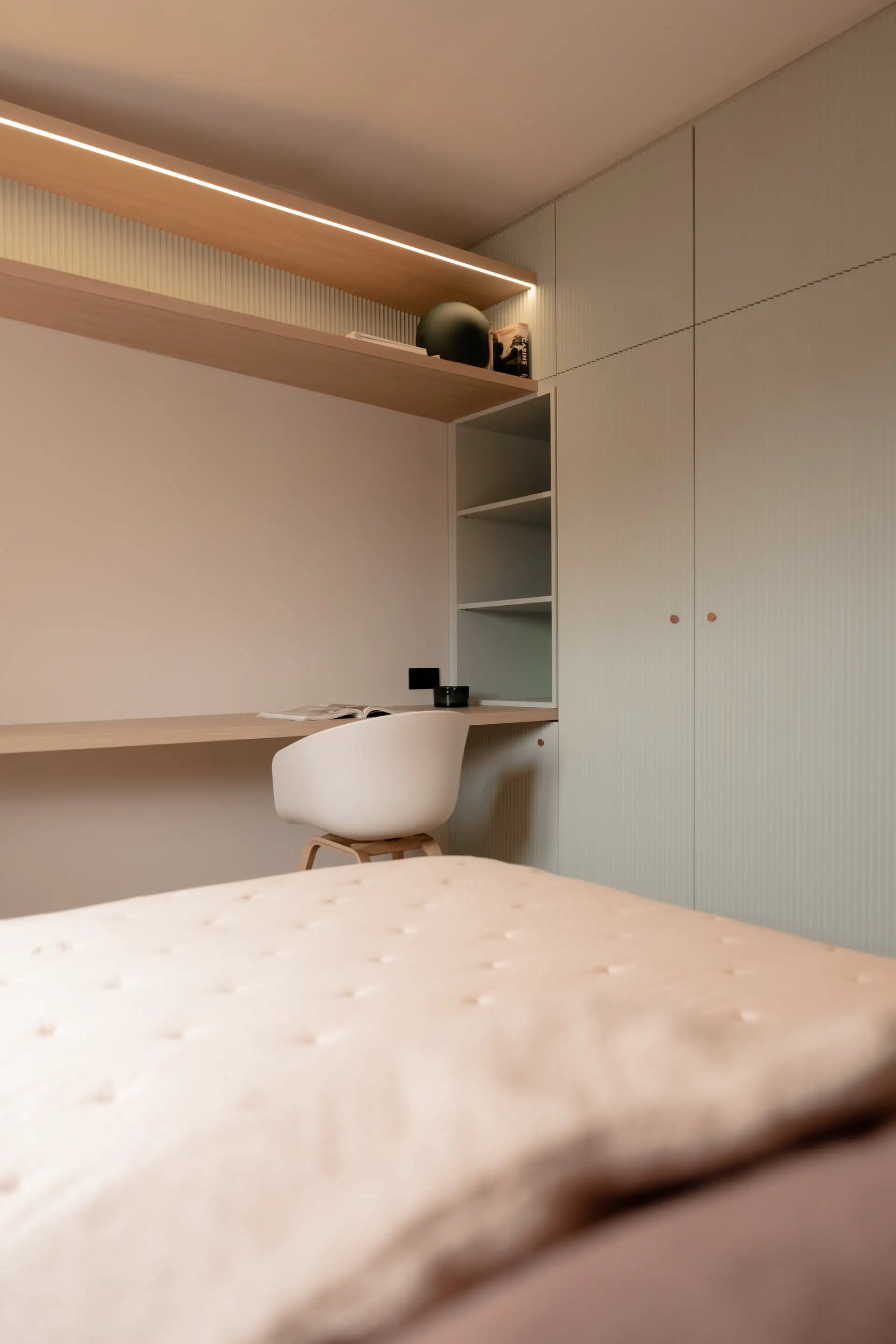 Plateau du bureau, rangements ouverts