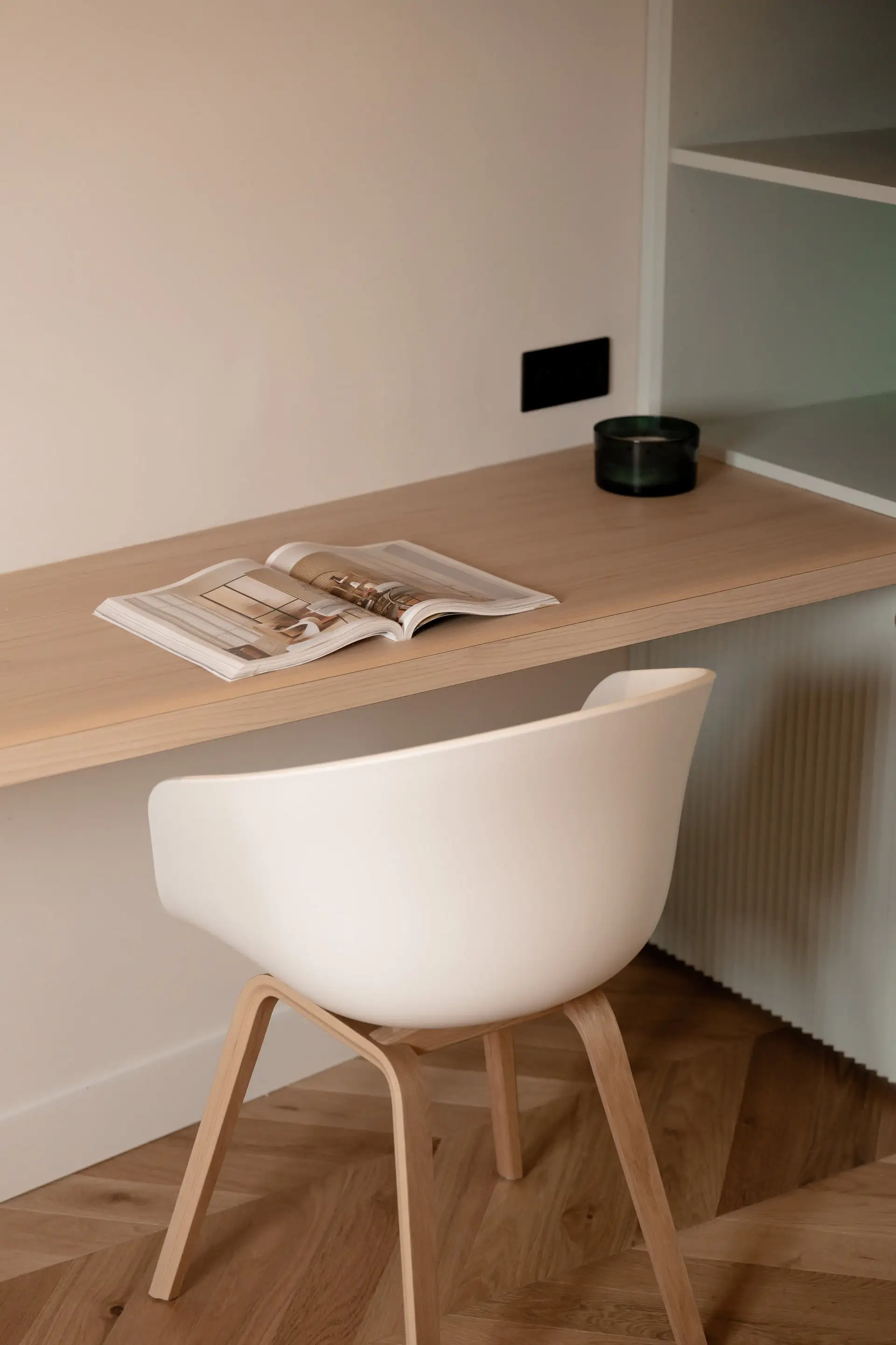 Bureau en chêne et chaise blanche devant les placards