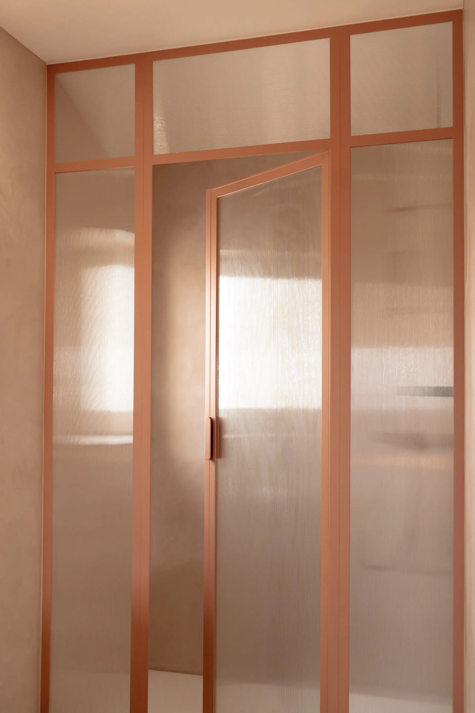 Verrière cuivrée sur la douche