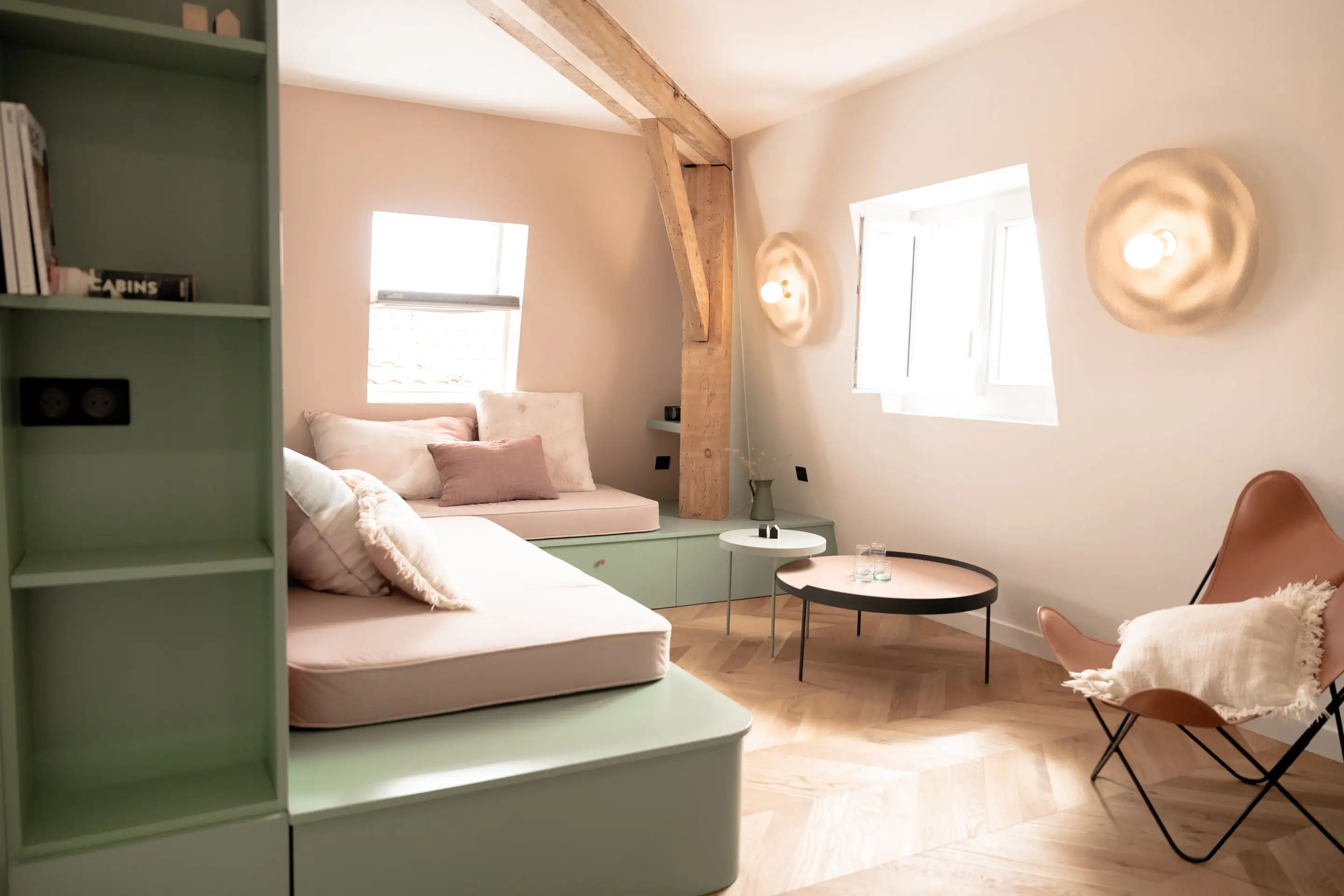 Fauteuil en cuir et plante grasse à côté de la banquette