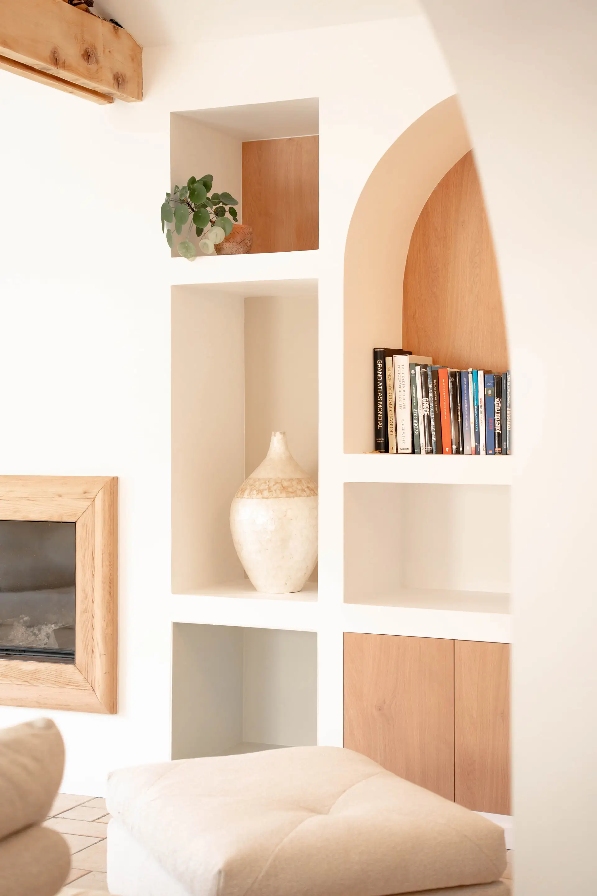 Étagère à niche en arc et vase de coquillage