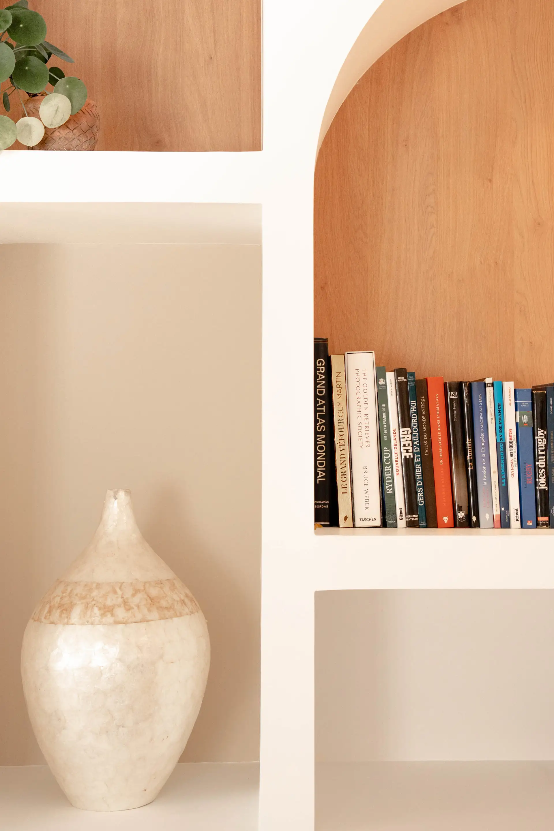 Vase clair et livres dans une niche