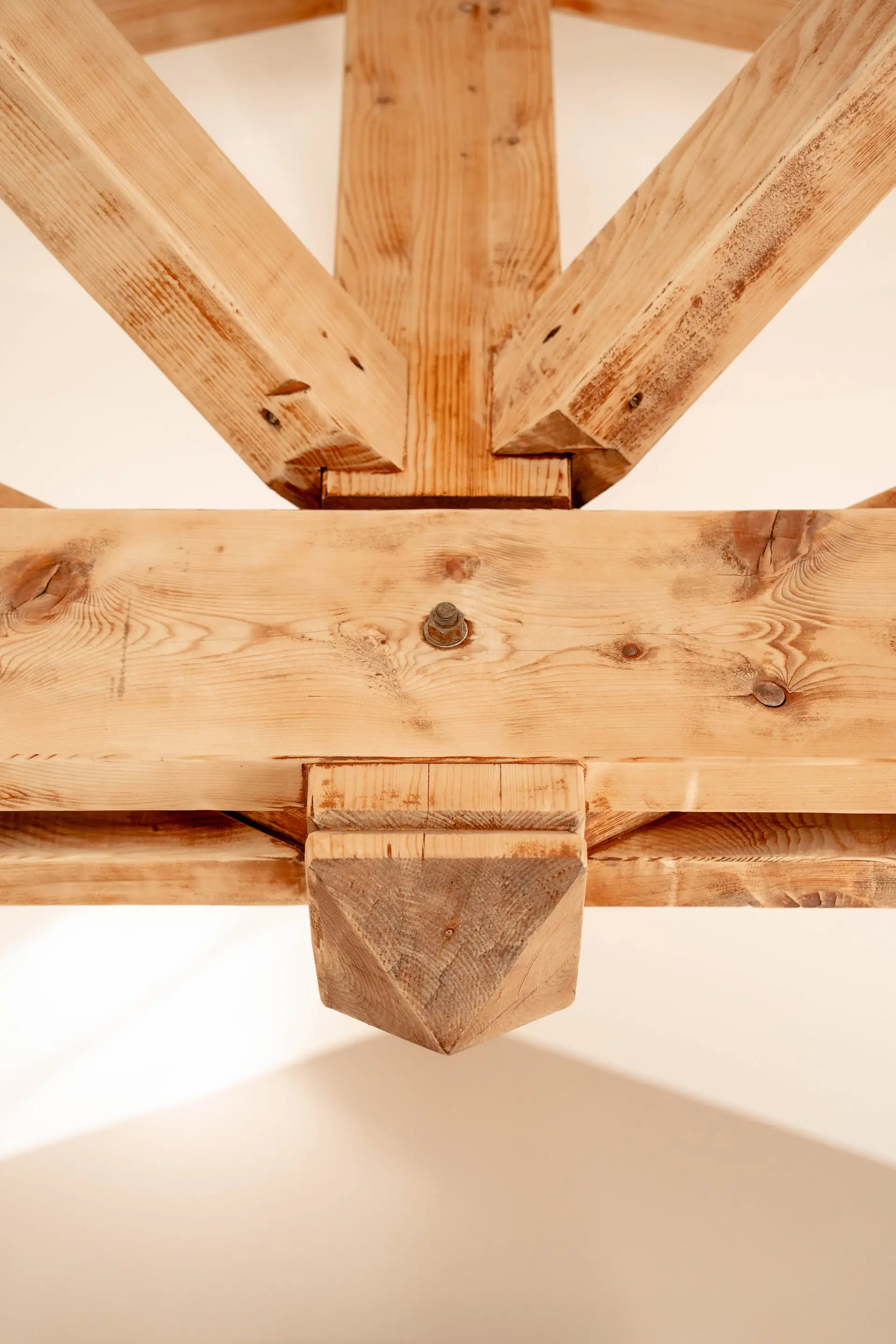 Assemblage de la charpente en bois d’origine, détail