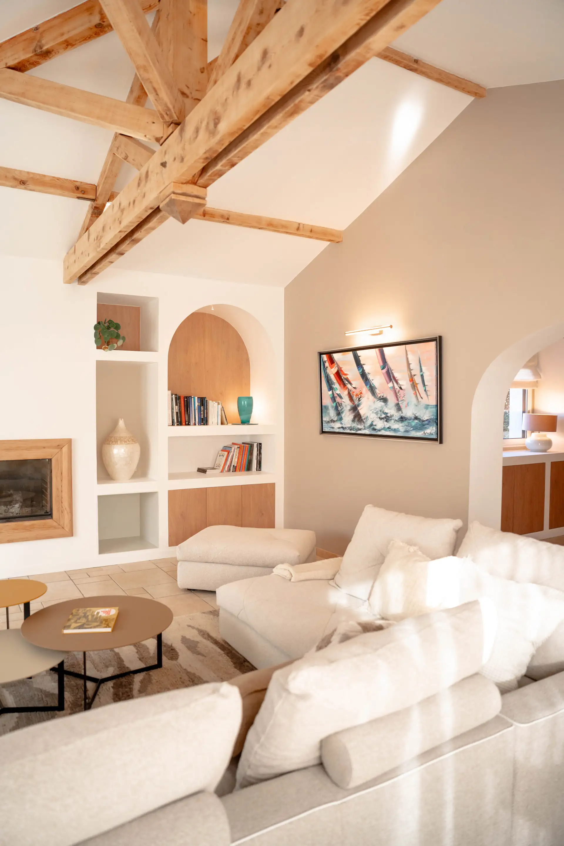 Canapé blanc et table basse devant la façade intérieure en niches