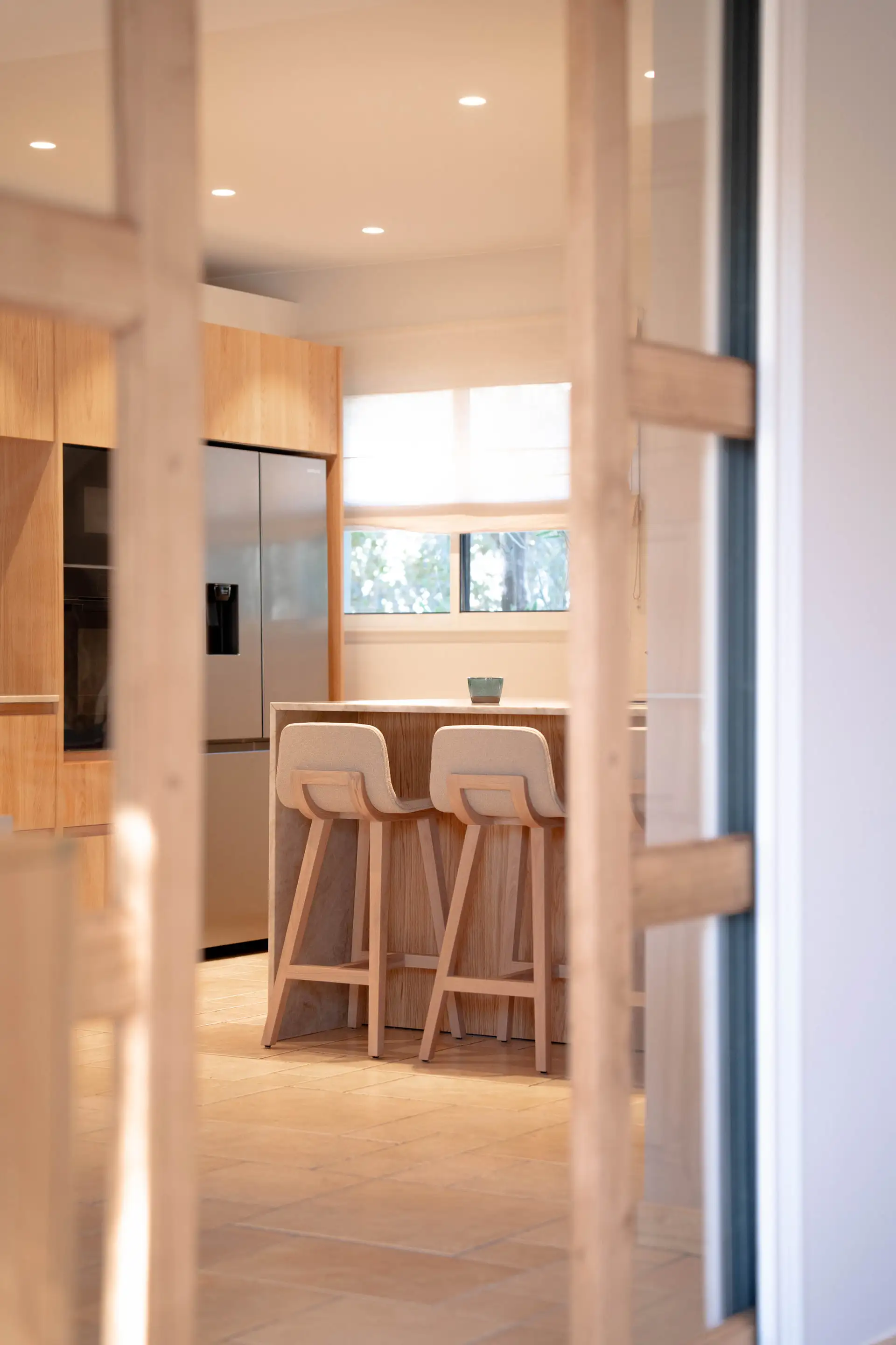 Passage entre la cuisine et le séjour, montants en bois