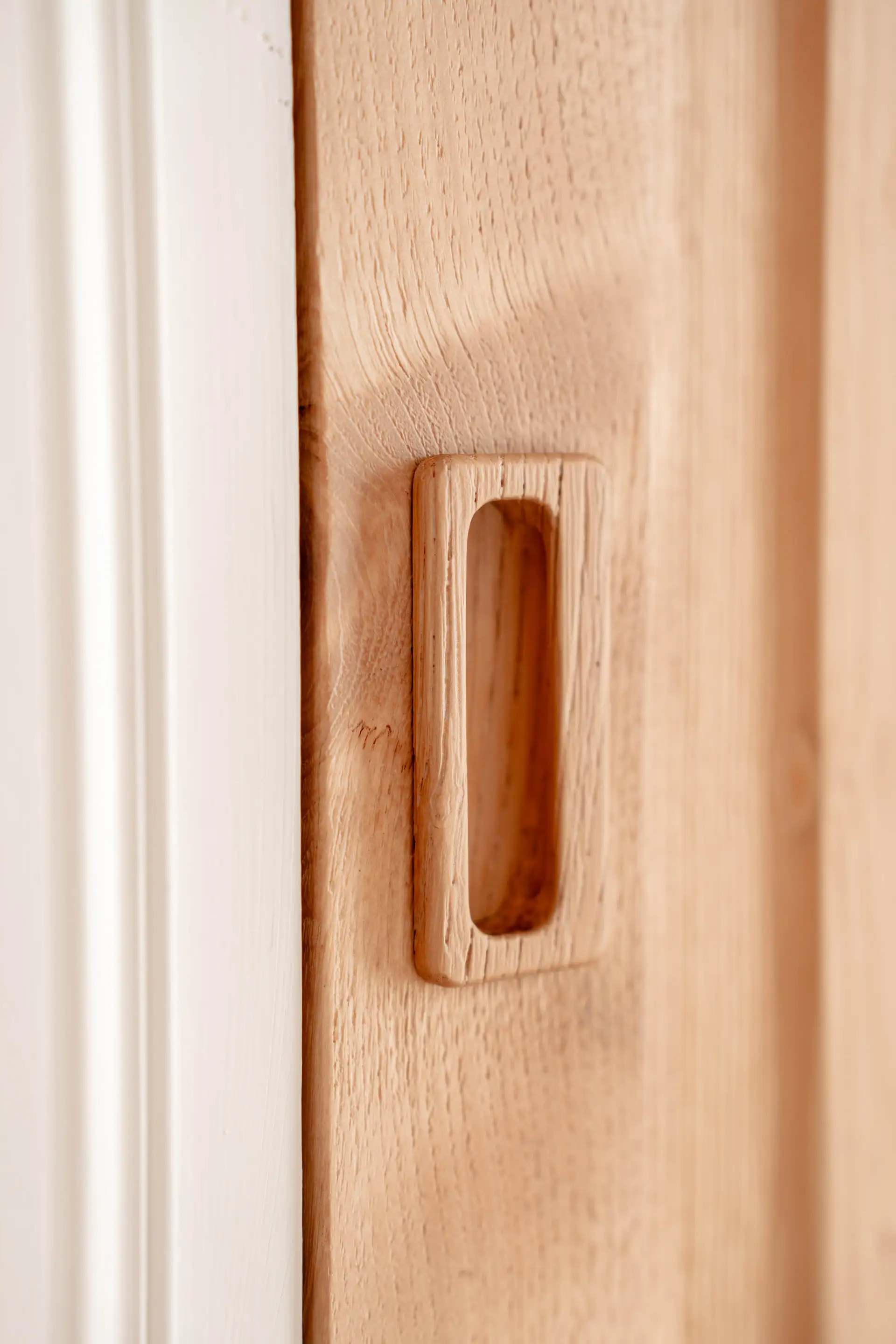 Poignée encastrée sur une porte en bois