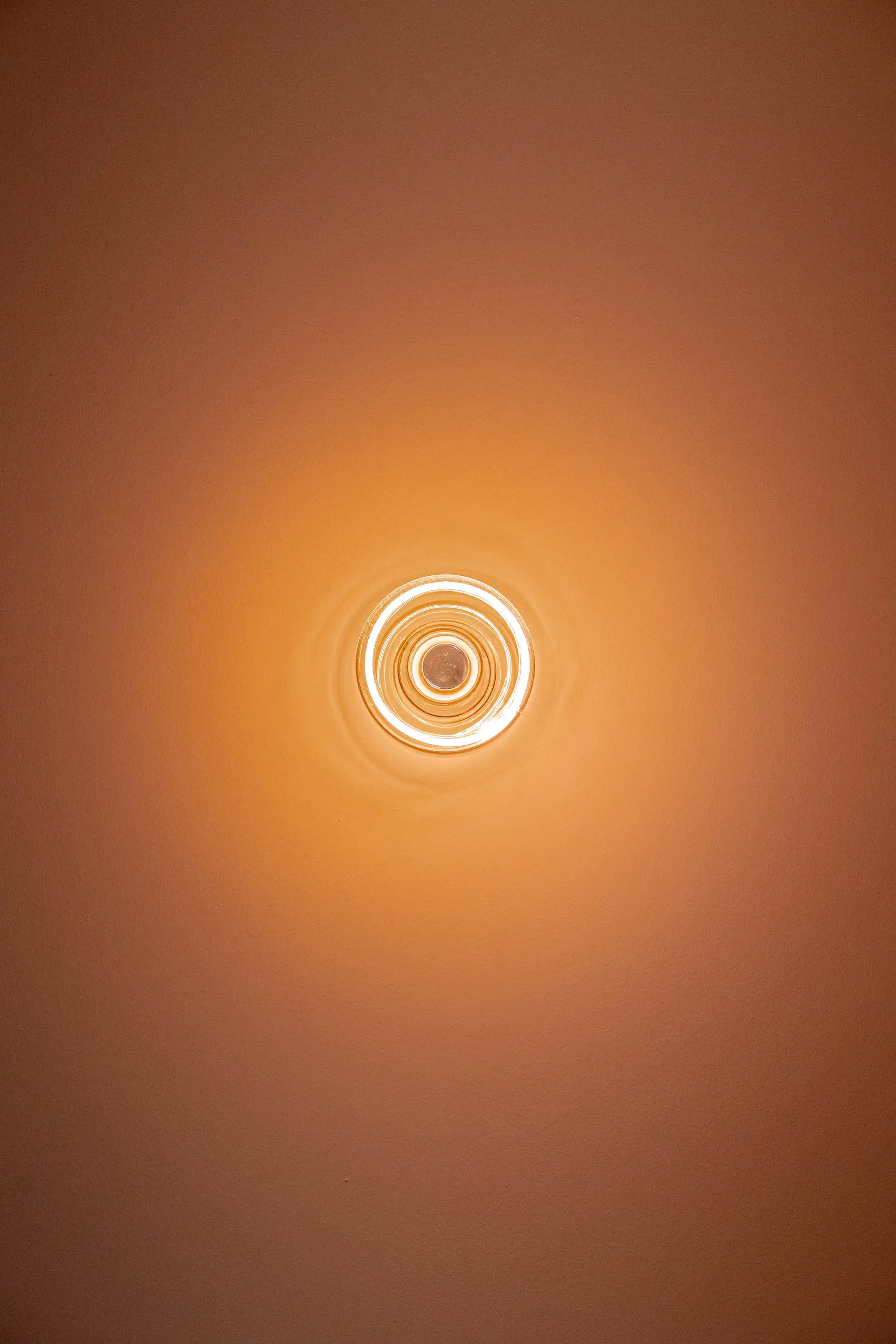 Applique ronde allumée sur un mur chaud