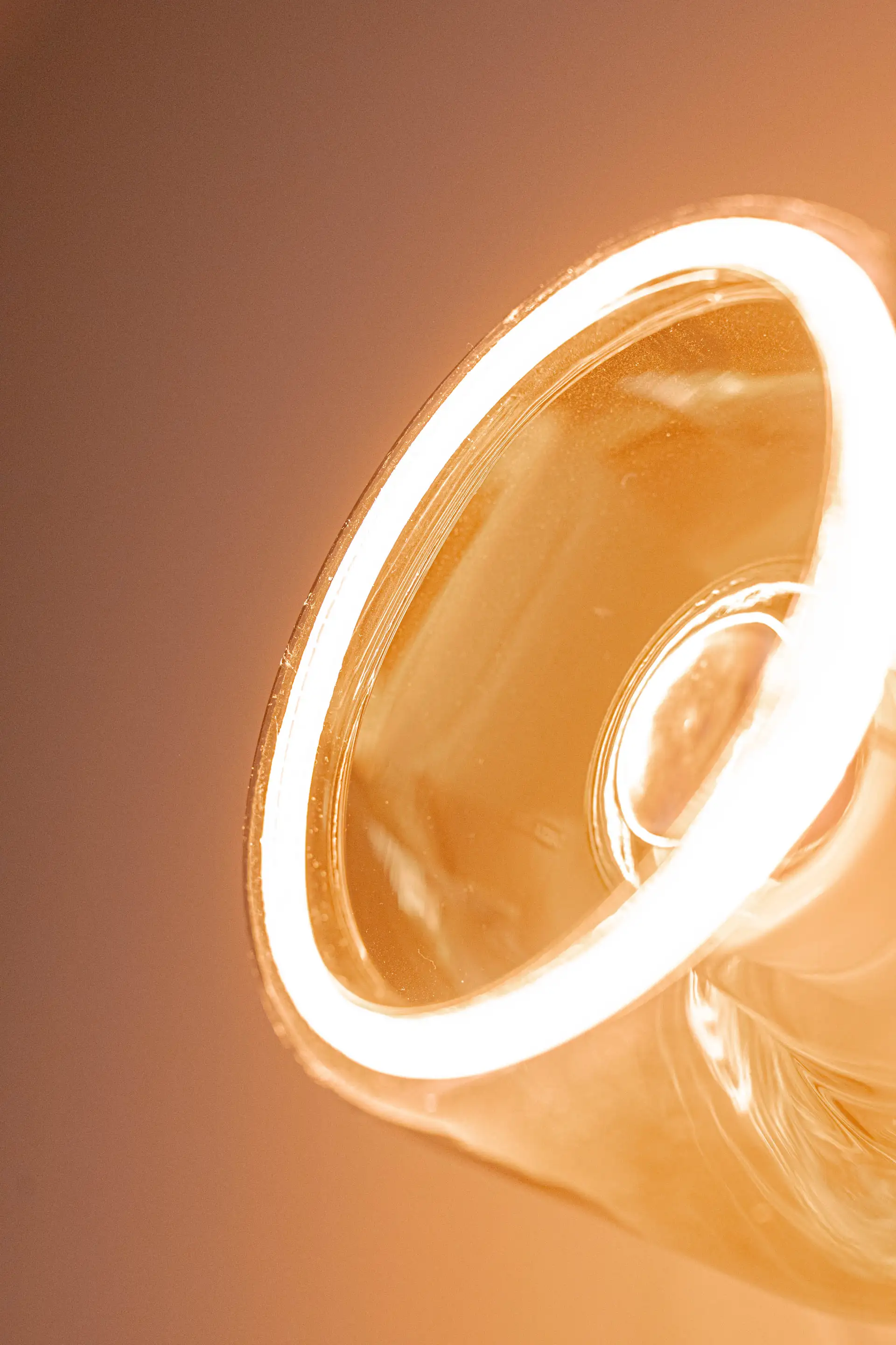 Ampoule à filament dans un luminaire en verre