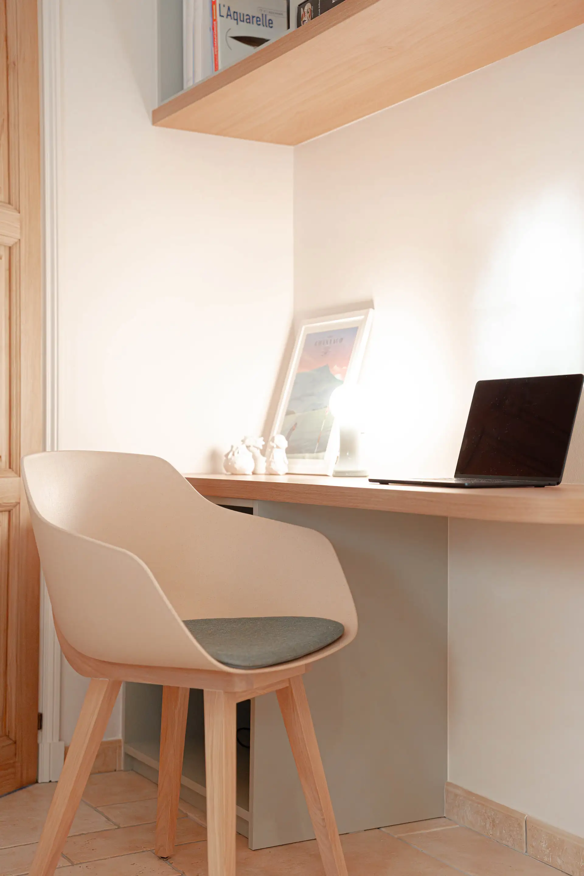 Bureau intégré sous une étagère en bois, chaise claire