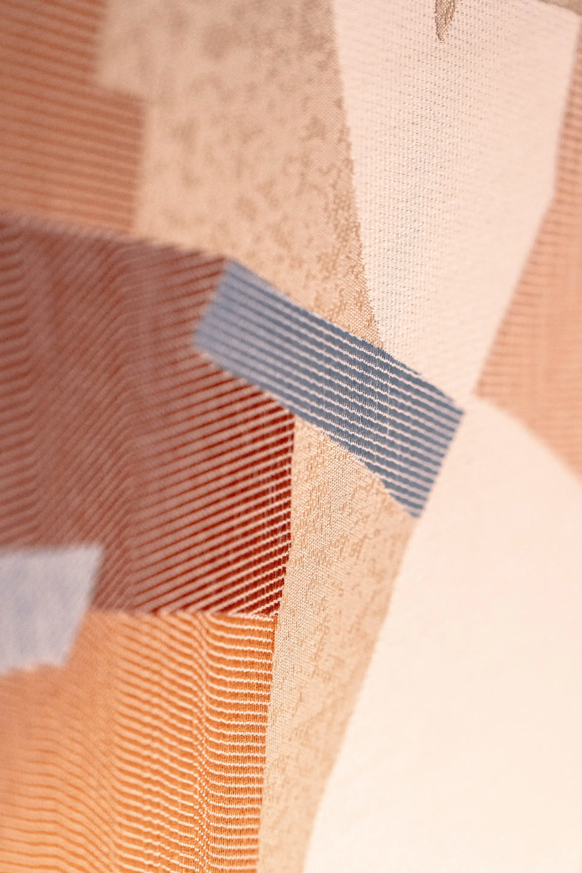 Détail d’un plaid aux motifs abstraits