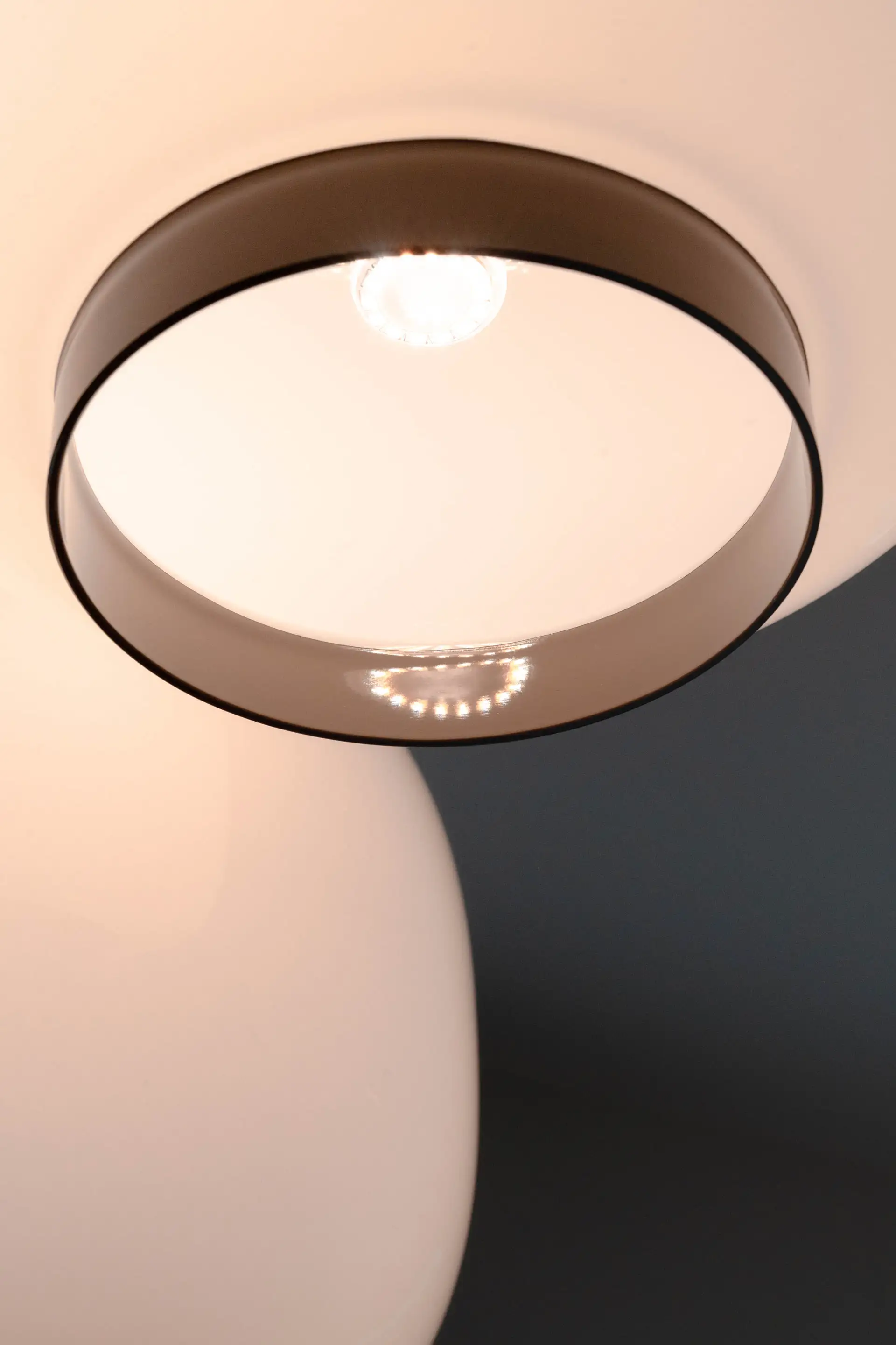 Suspension circulaire noire à l’intérieur lumineux
