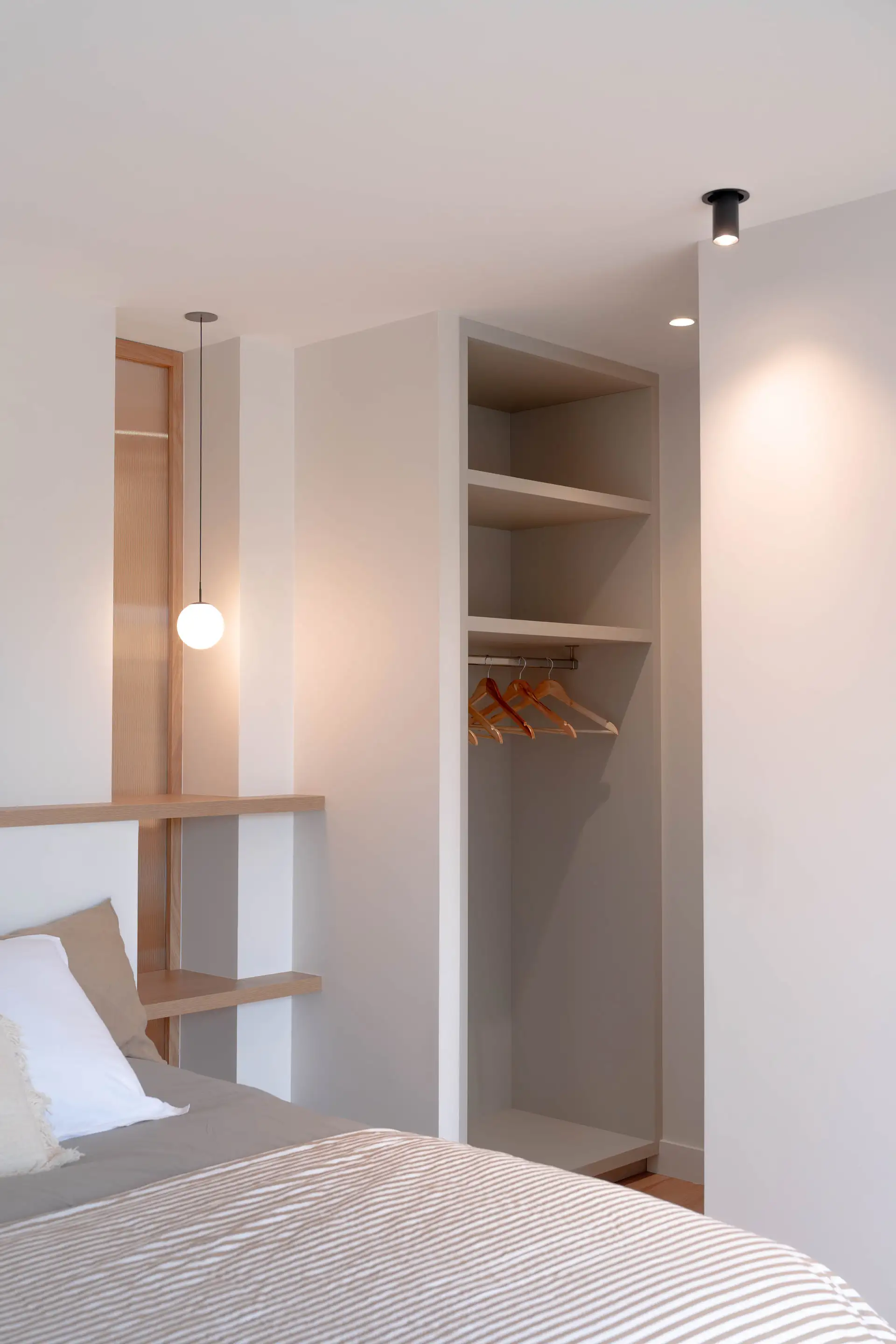 Lit et étagères sur mesure en bois clair