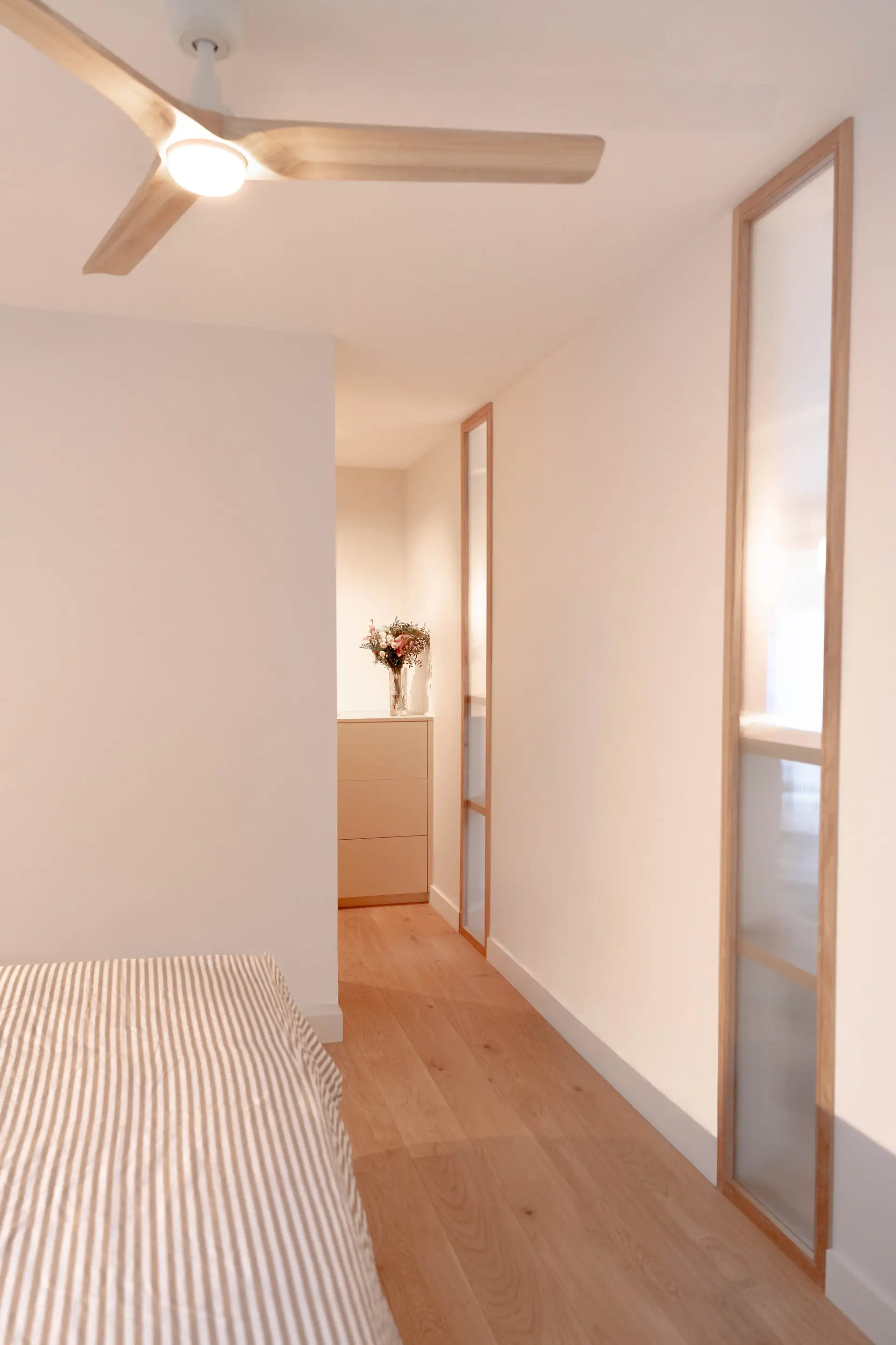 Couloir des chambres, ventilateur de plafond et portes à claire-voie