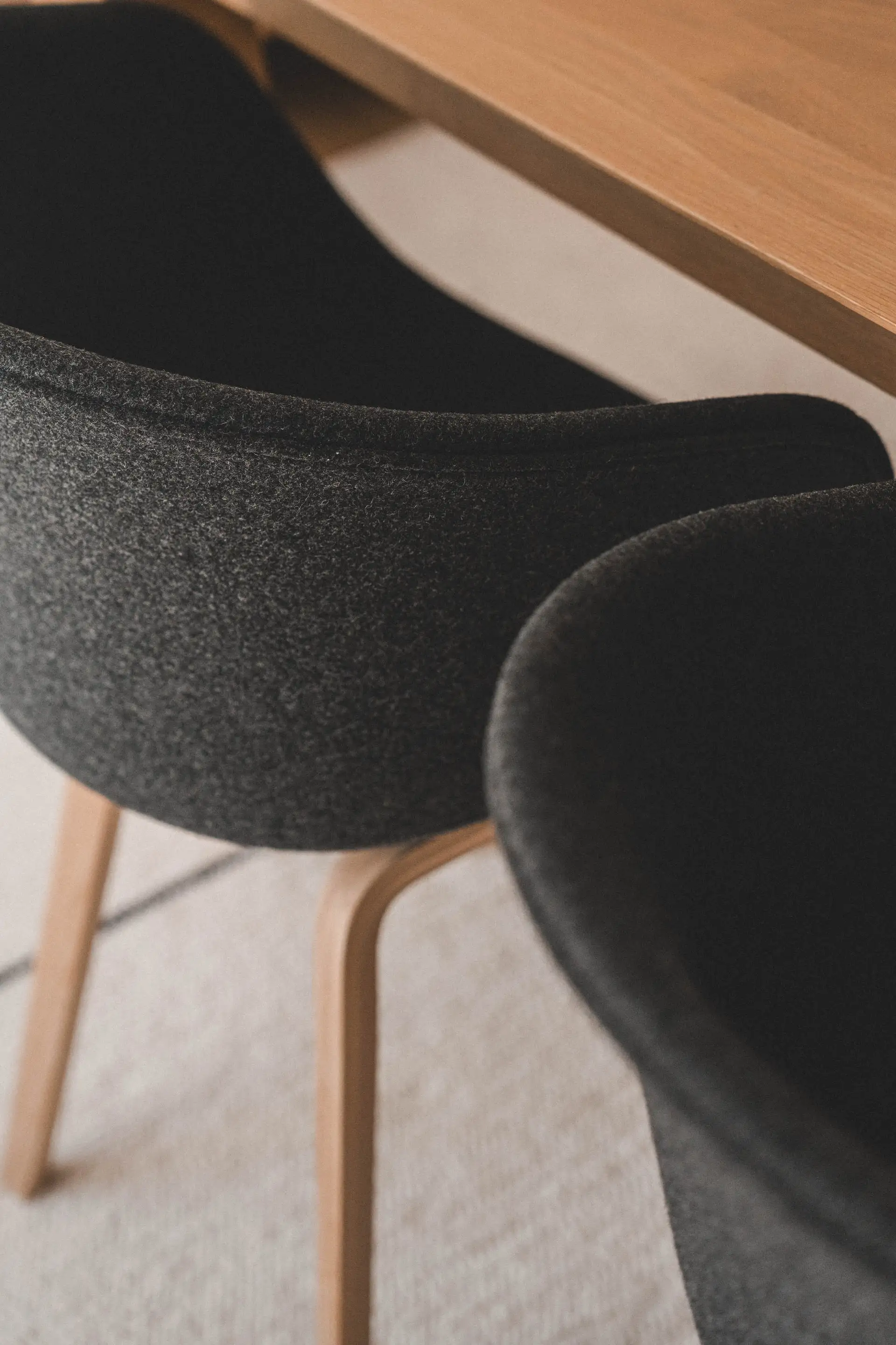 Pied de chaise en bois courbé sur un tapis tissé main