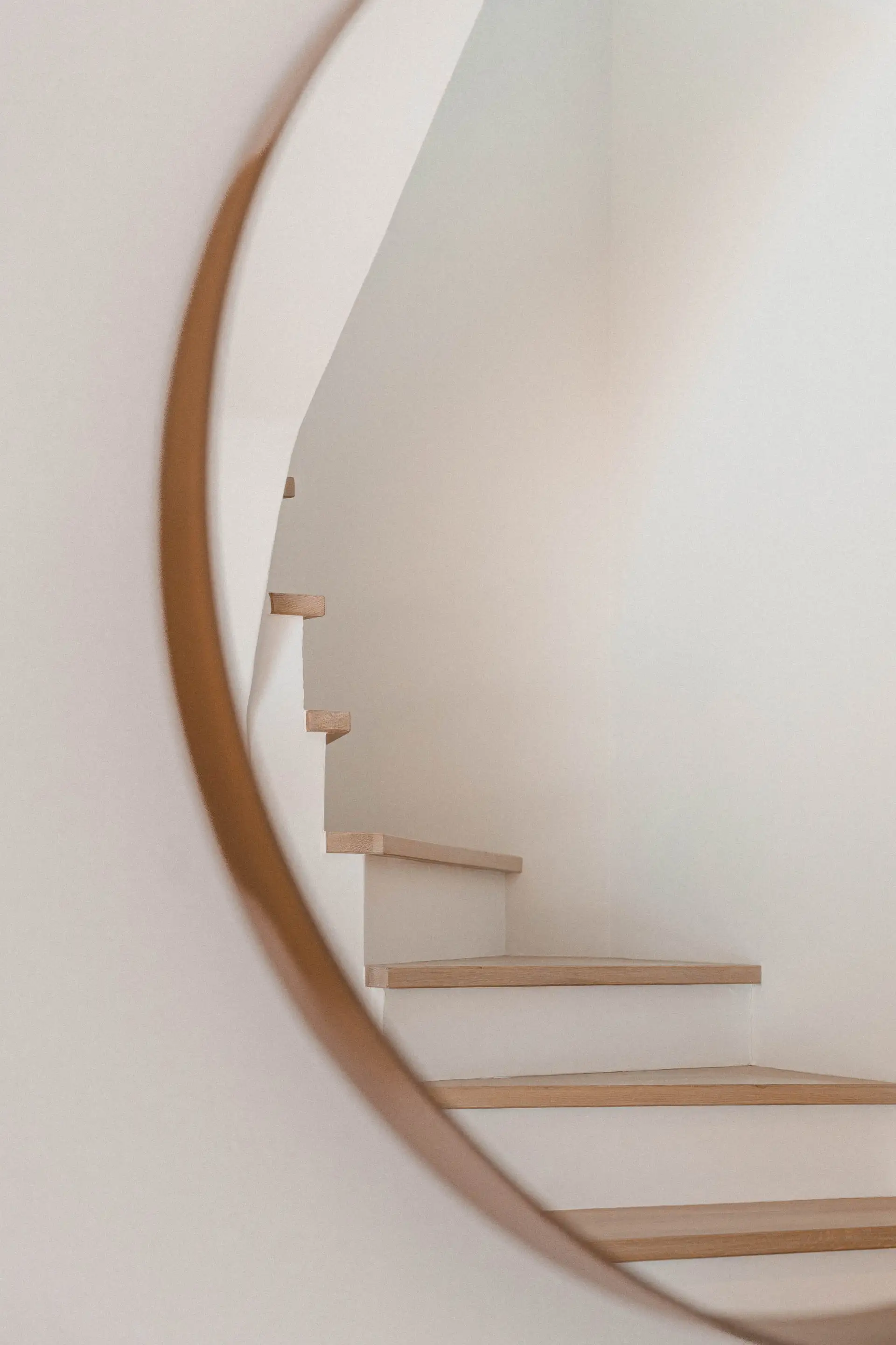 Courbe du miroir et marches de l’escalier en chêne