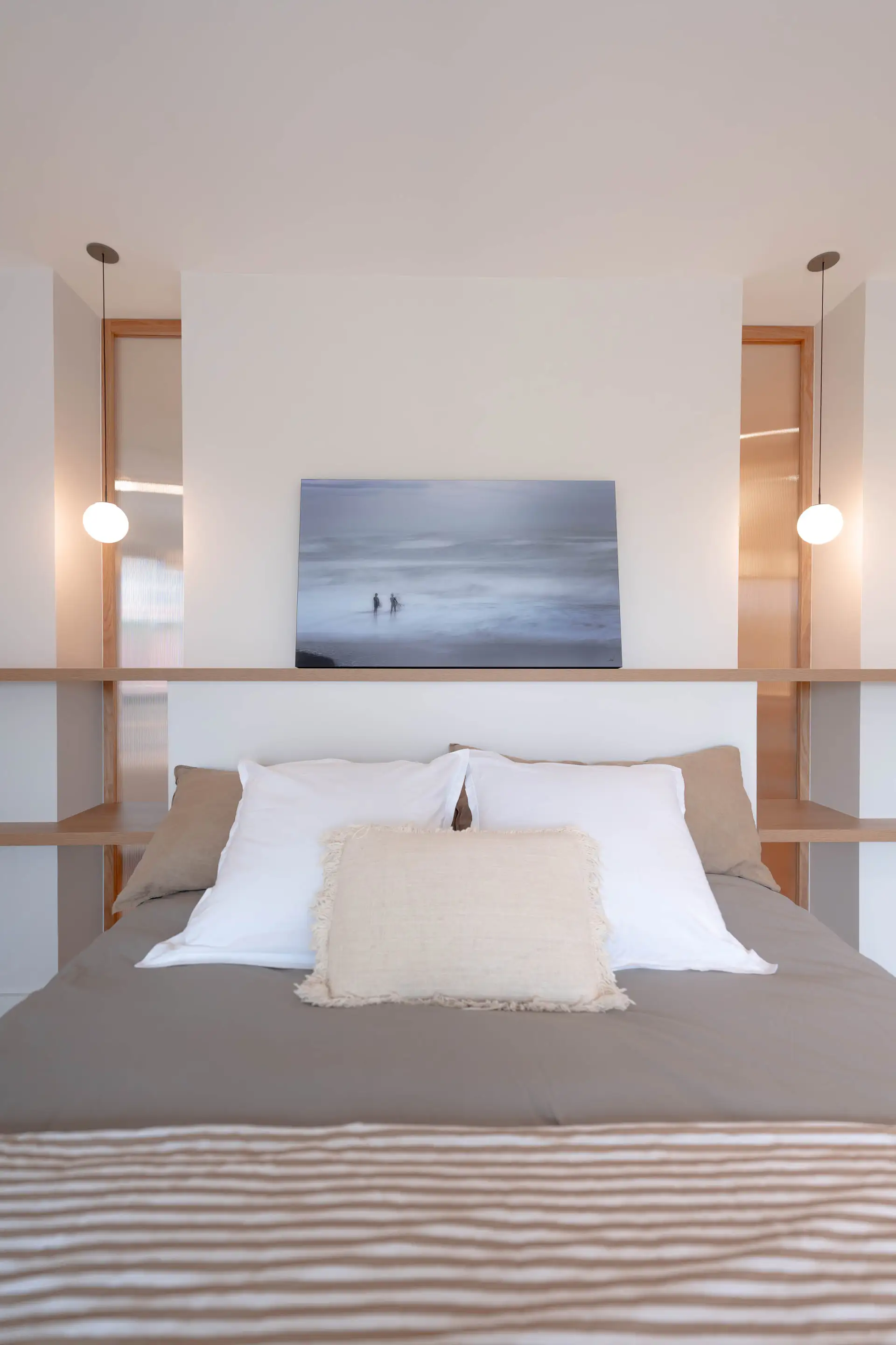 Chambre parentale, tête de lit en bois et tableau marin