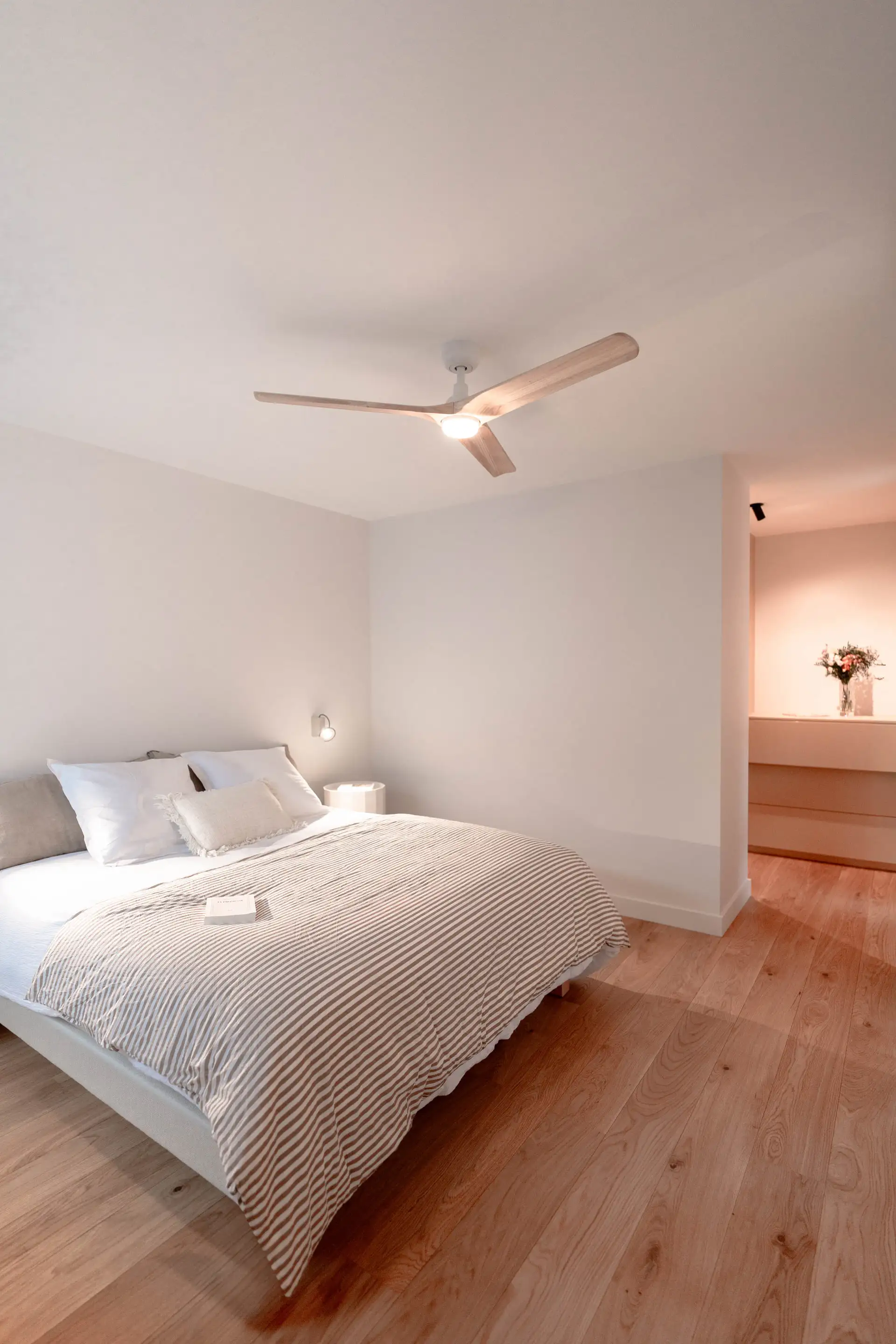 Chambre claire sous un ventilateur de plafond