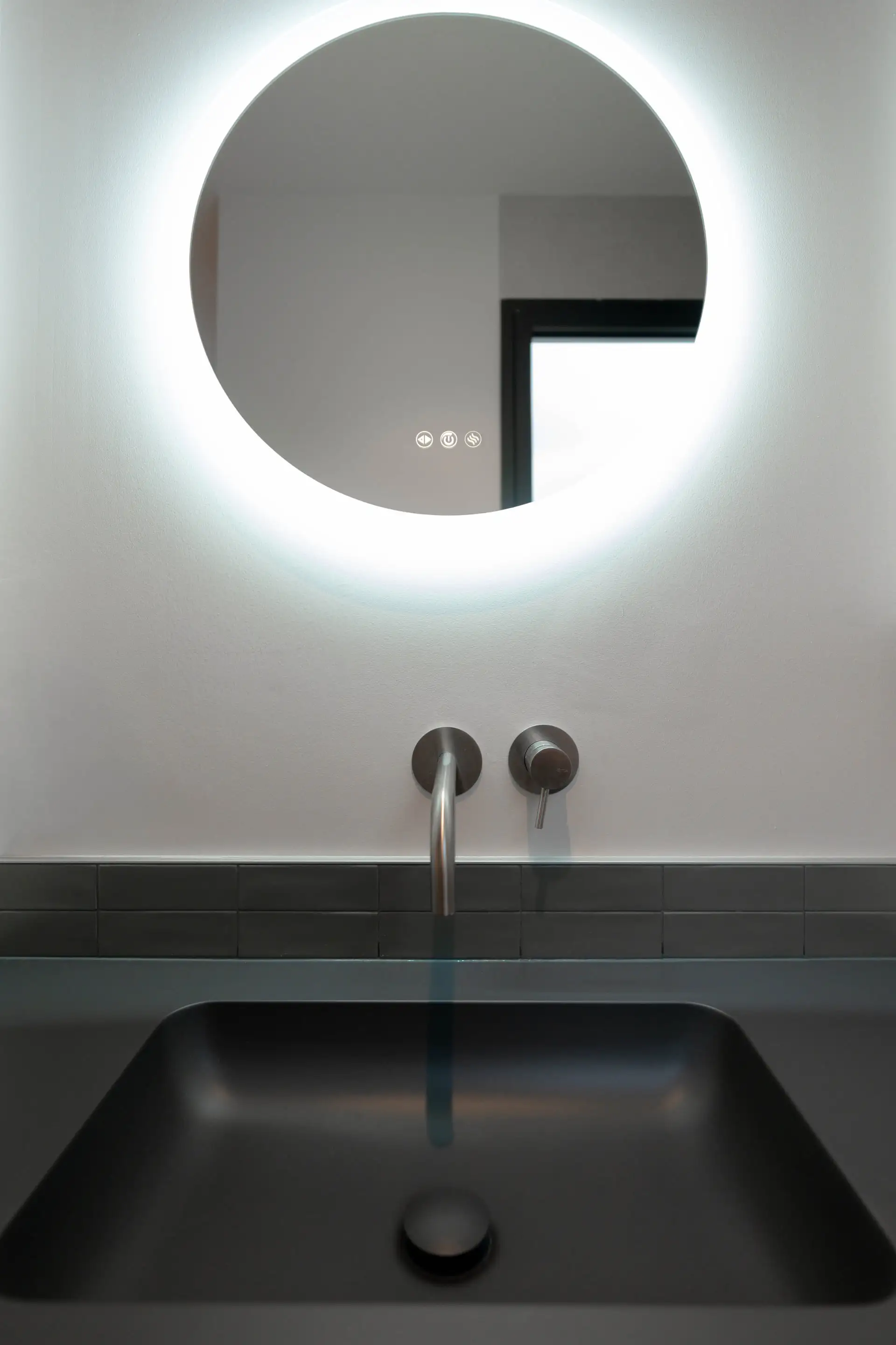 Vasque noire et miroir rond rétro-éclairé