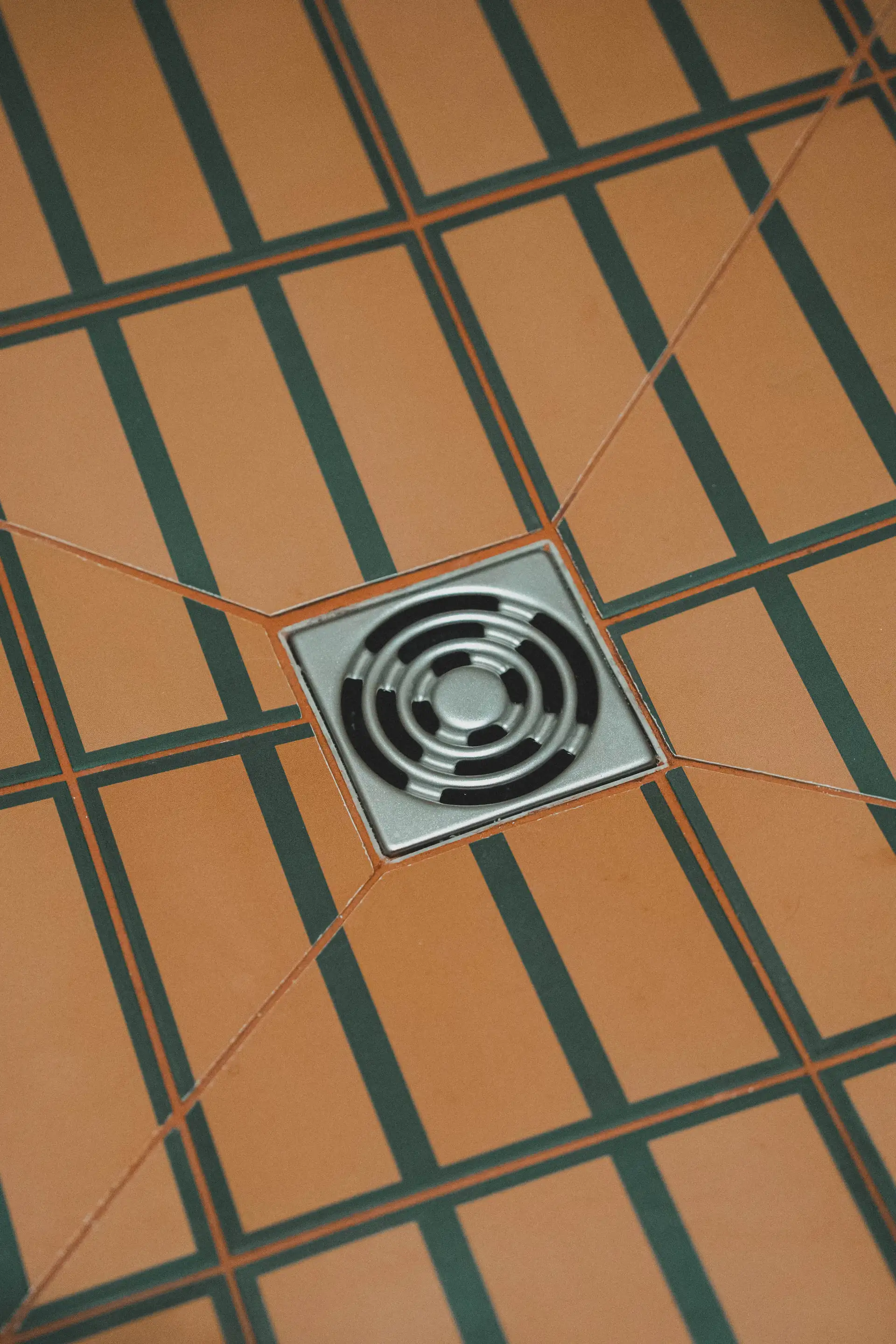 Sol de douche en carreaux terre cuite et joints vert foncé