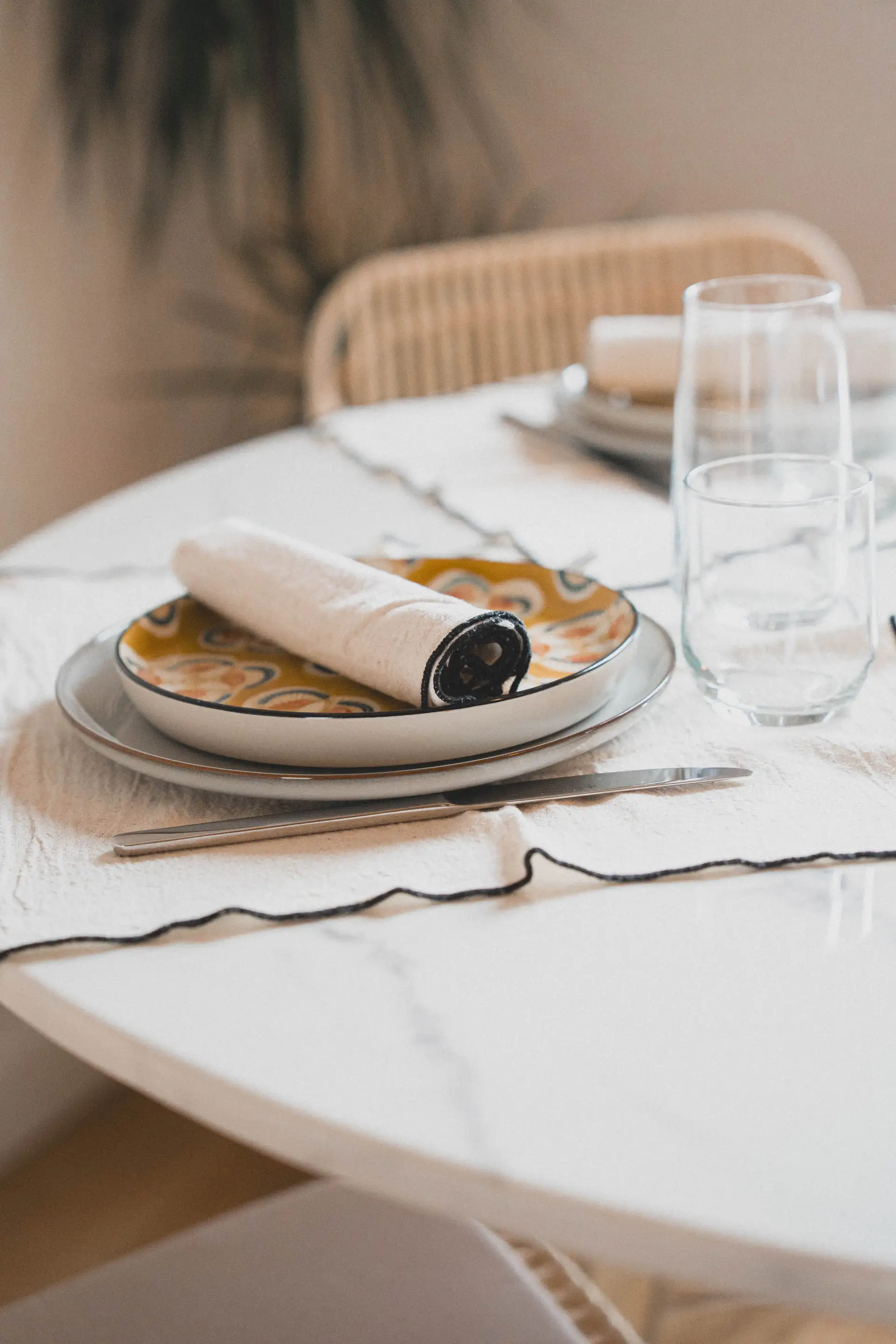 Assiettes et verres posés sur la table en marbre