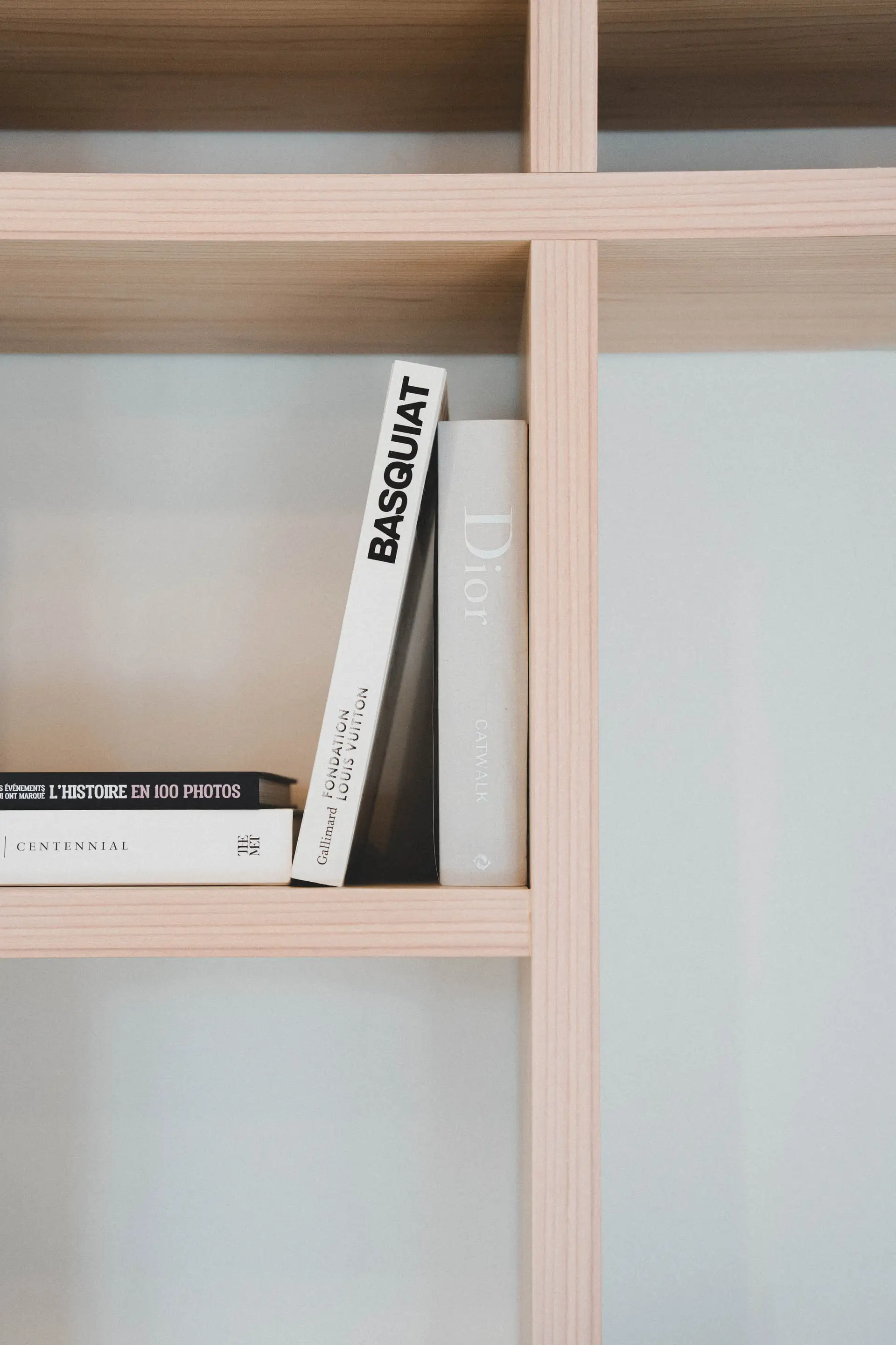 Livres rangés dans un casier de la bibliothèque en bois