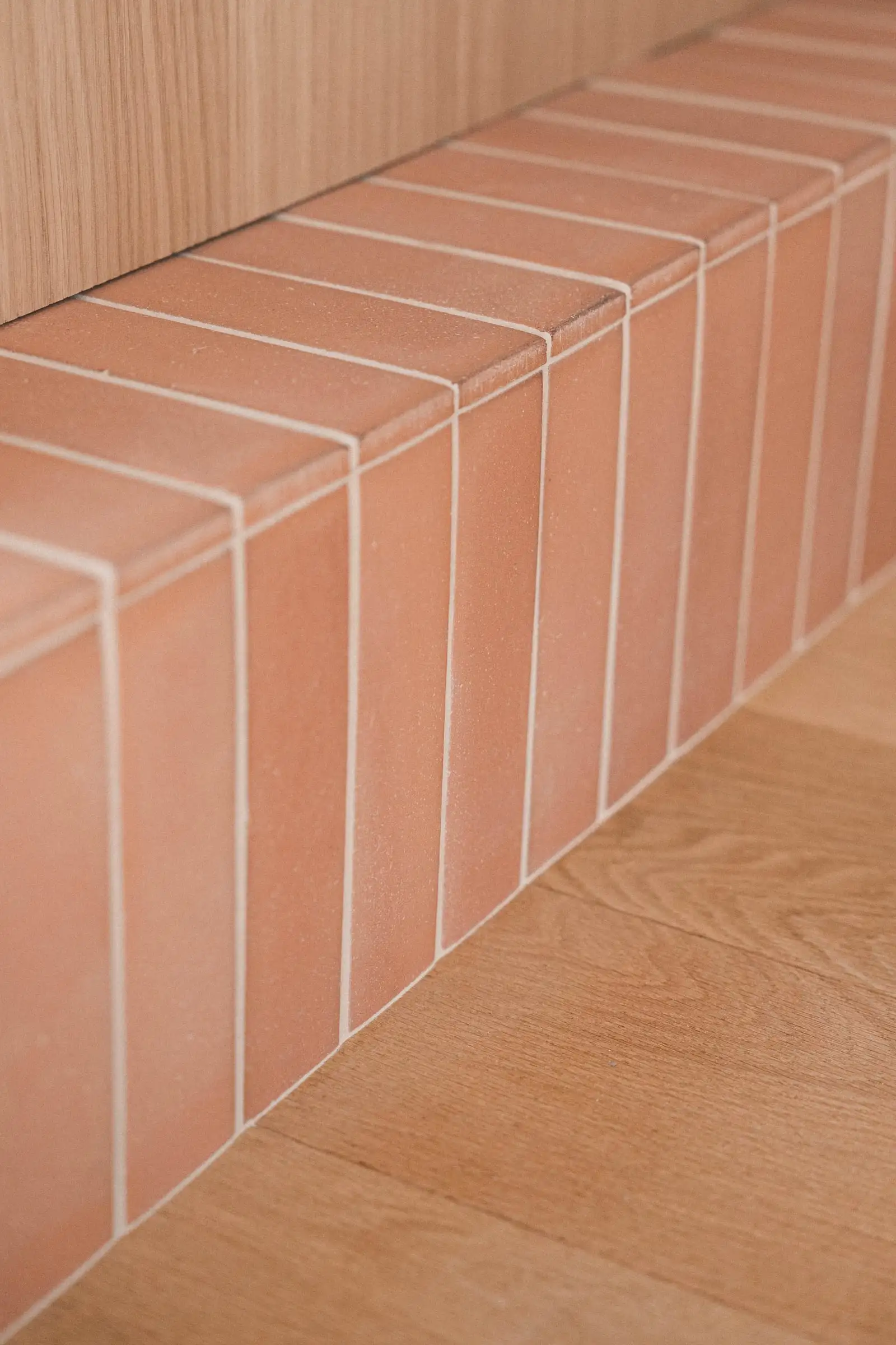 Carreaux de terre cuite et parquet en chêne